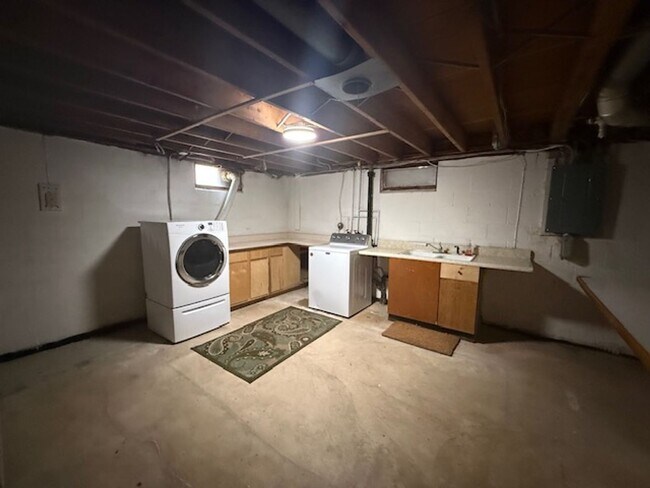 Building Photo - 2125 Brentwood Dr