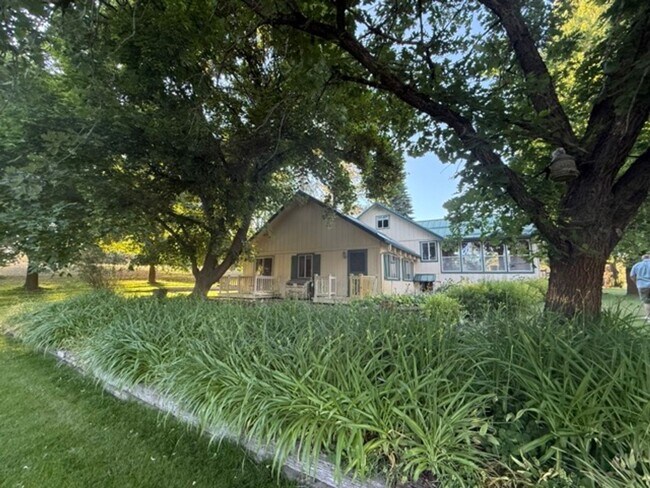 Building Photo - Country Living in Cheney