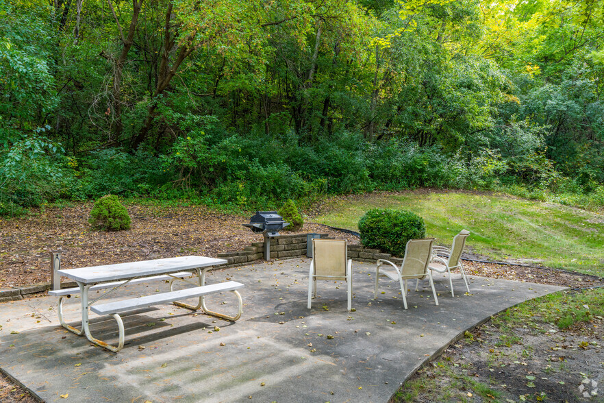 Grilling Area - Huntington Hills Apartments & Townhomes