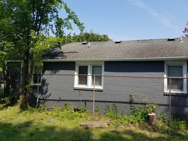 Building Photo - Beautiful Executive Home