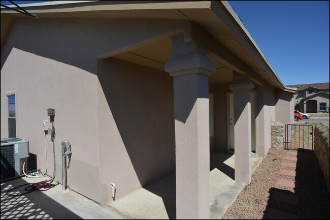 Building Photo - 10045 Paloma Dr