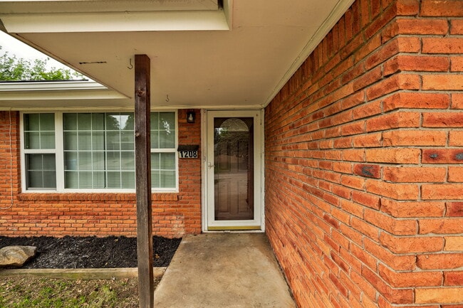Building Photo - 1208 Avondale Dr