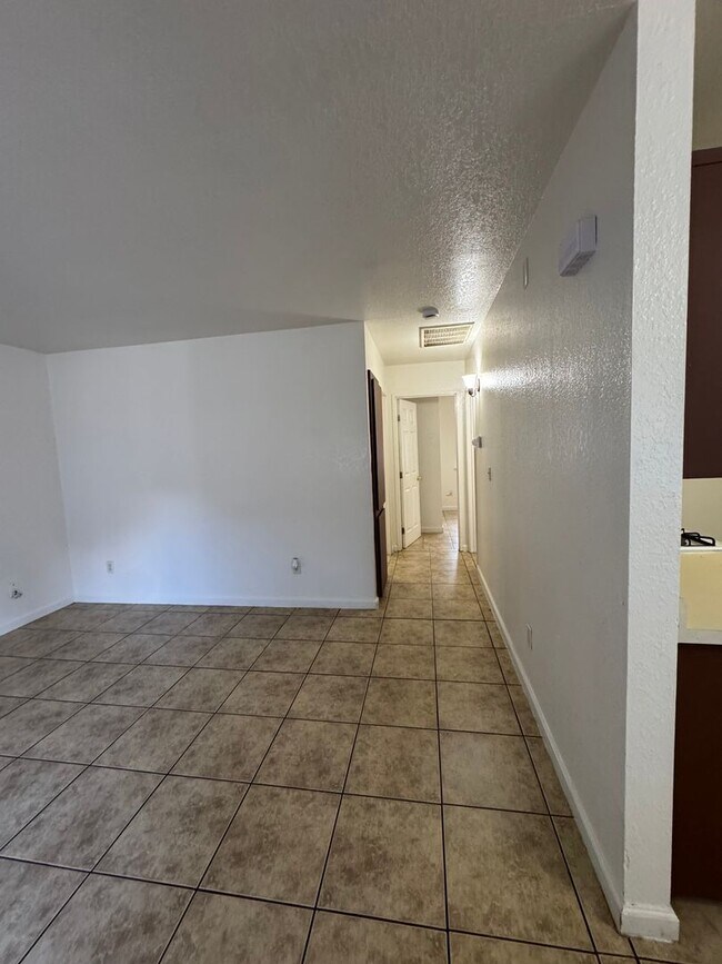 Building Photo - 3443