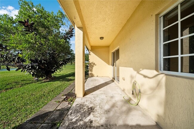 Building Photo - 3393 NE 11th Dr