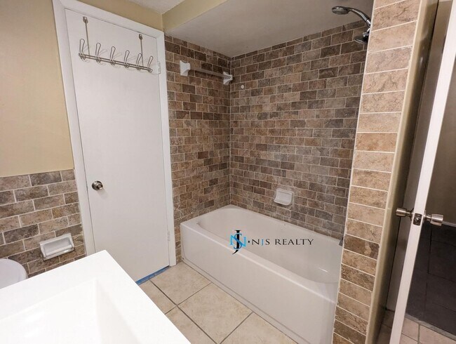 Building Photo - 3136 Pinon Dr