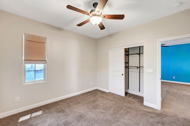 Building Photo - 4 bedroom home with 2 primary bedrooms! On...