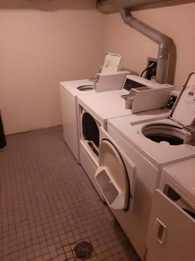 Building Photo - 402 W Dayton St