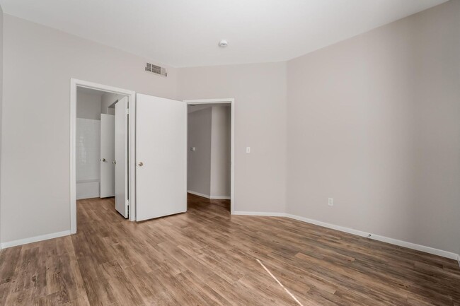 Building Photo - Amazing Remodeled Condo in guard gated Sed...