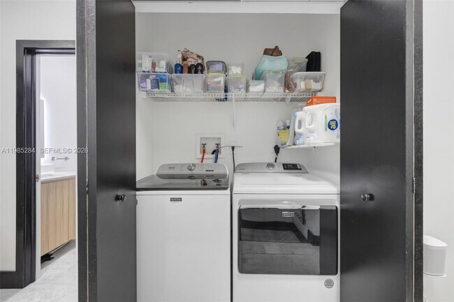 Building Photo - 7852 NW 116 Pl