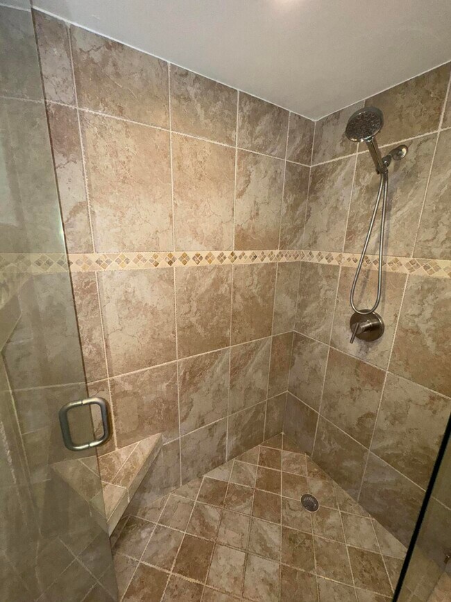 Building Photo - 6447 Parkview Dr