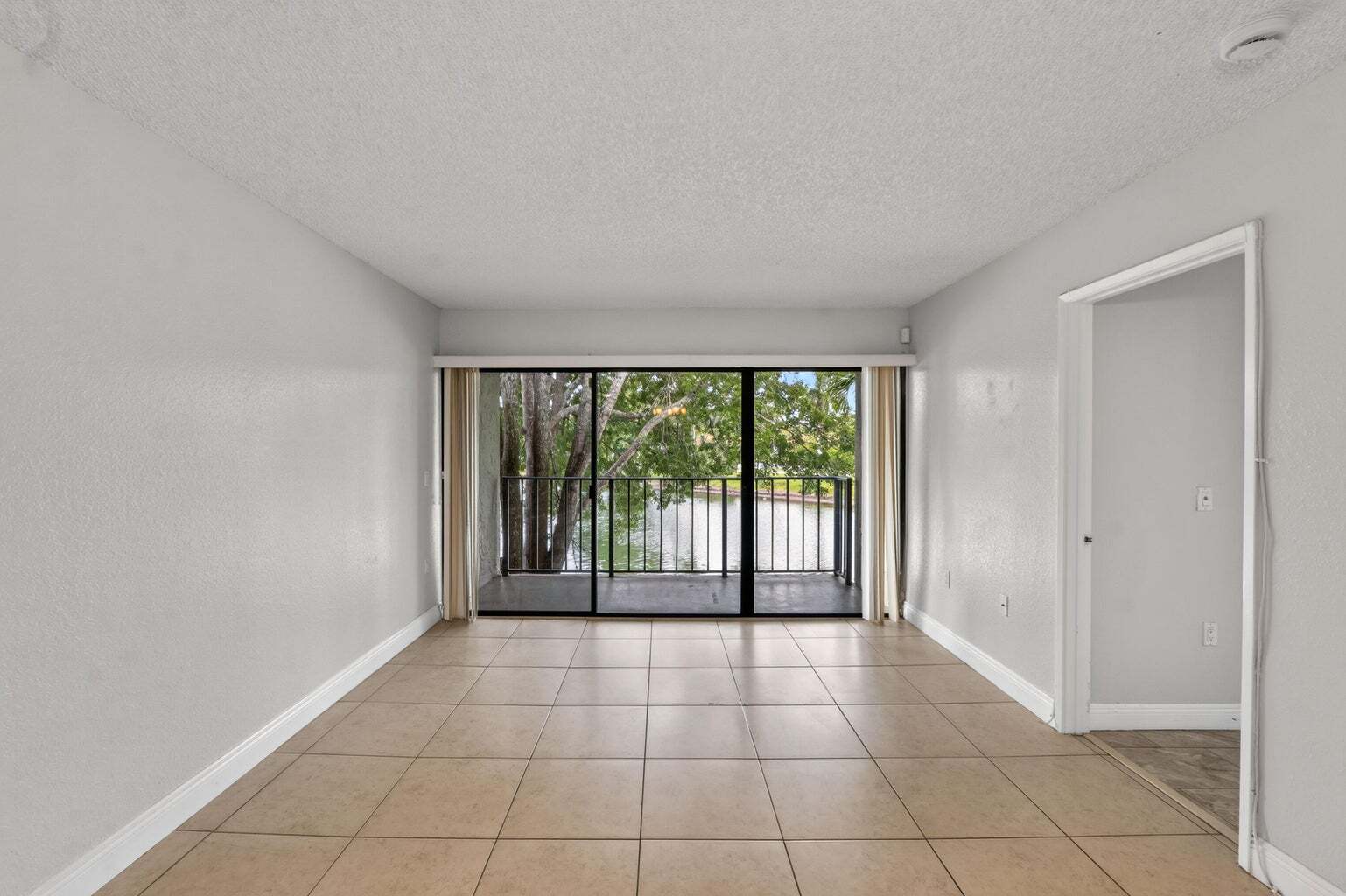 Building Photo - 1543 Lake Crystal Dr