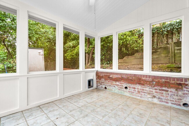 Building Photo - 3 Bed 2 Bath - Takoma Park Split Level - 1...