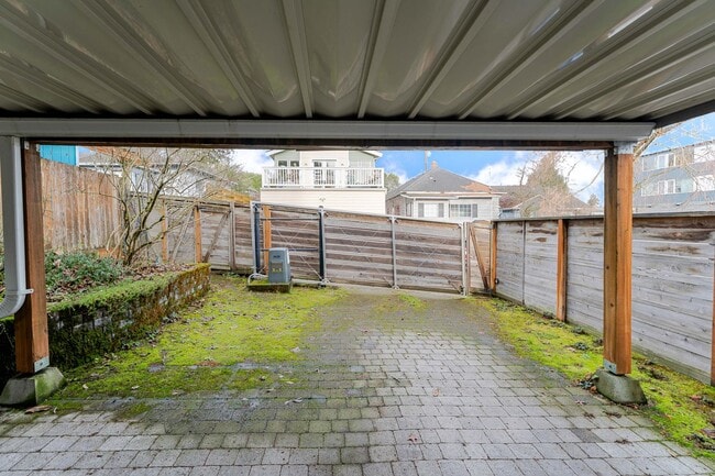 Building Photo - Amazing Custom Home