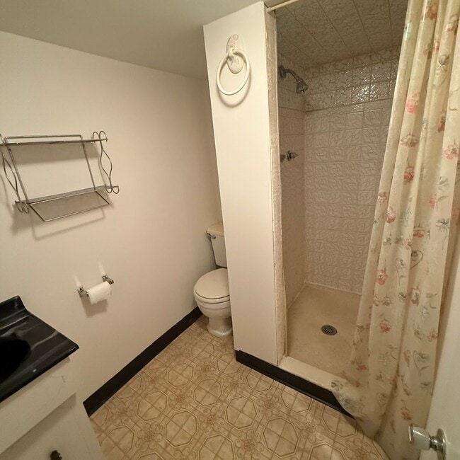 Building Photo - 3 Bedroom 2 BathHome