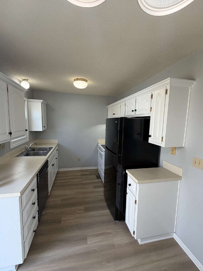Building Photo - Newly renovated 2-bedroom 1.5 bath townhouse Near Merle Hay Mall!