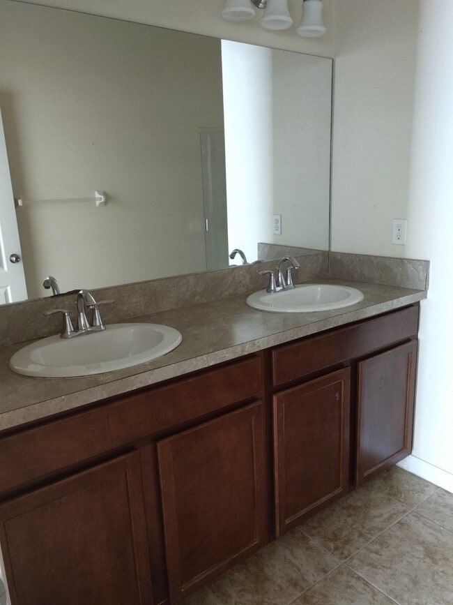 Building Photo - Spacious 3 bedroom, 2 bath corner unit.