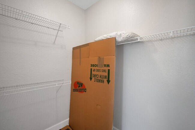 Building Photo - 2 Bedroom Condo in Tampa