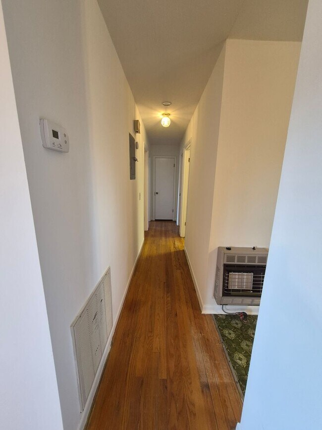 Building Photo - NEW LISTING!!!!!