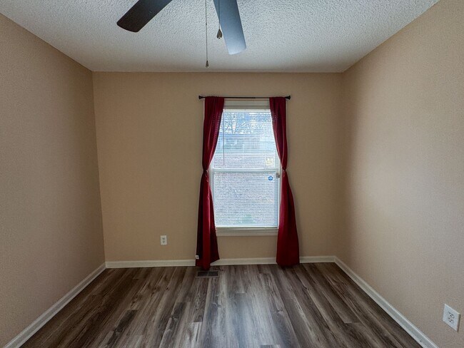 Building Photo - Charming 3 Bed 1.5 bath in College Lakes