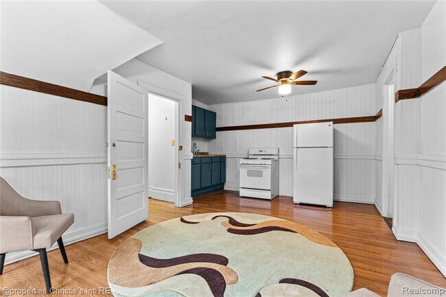 Building Photo - 2405 3rd Ave