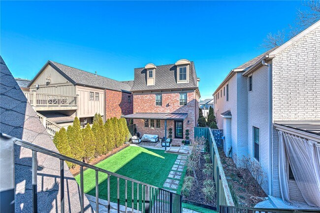 Building Photo - 242 SW D St