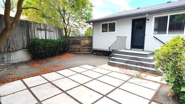 Building Photo - Remodeled 3 Bd 2 Ba Duplex Above Foothill