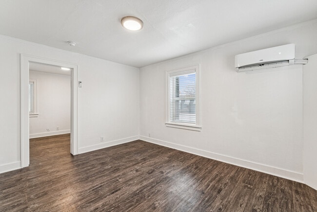 Building Photo - 907