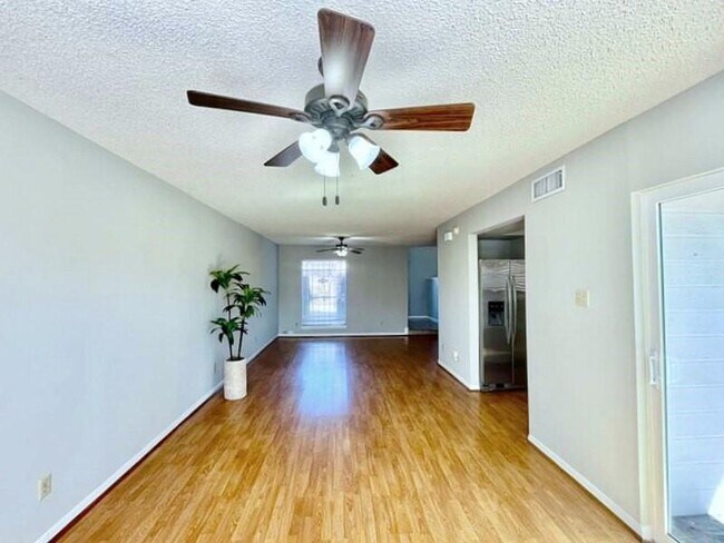 Building Photo - 9242 Westwood Village Dr
