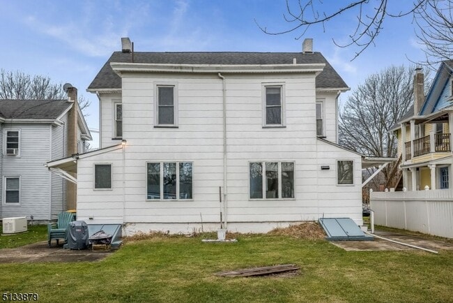 Building Photo - 627 Washington St