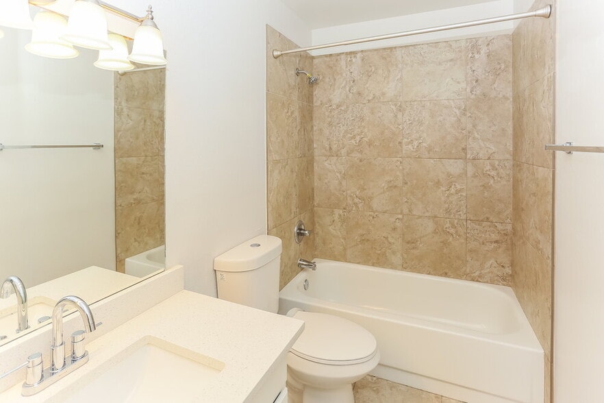 Building Photo - 1417 E Irwin Ave