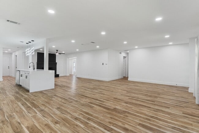 Building Photo - 219 Lakeview Dr