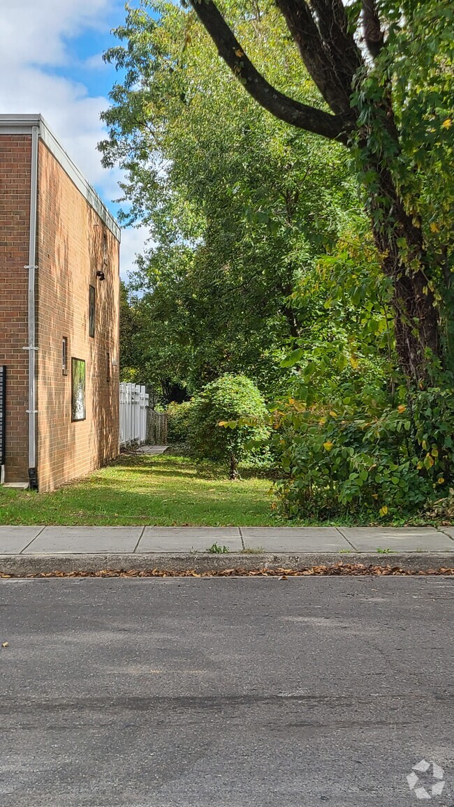 Building Photo - 1813 18th St SE