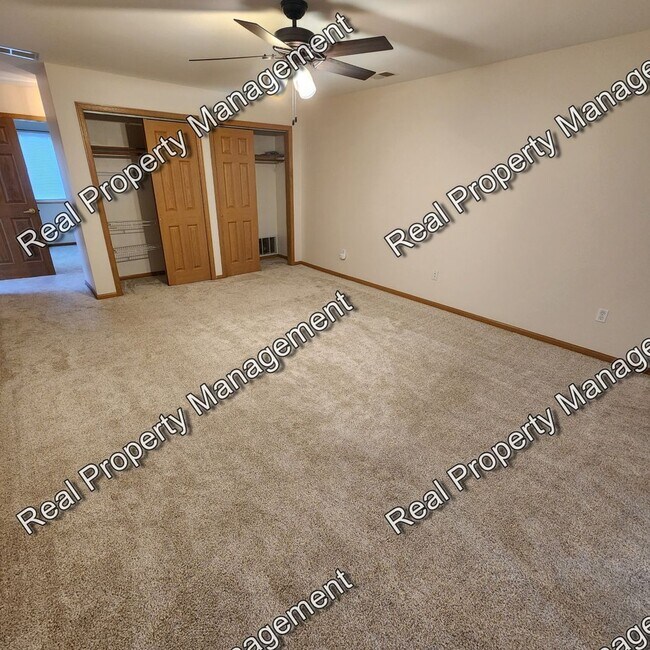 Building Photo - Three Bedroom Munster Home