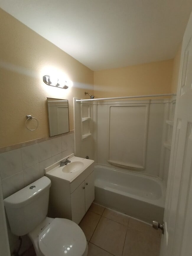 Building Photo - 3/2 HOME FOR RENT.  FENCED BACK YARD