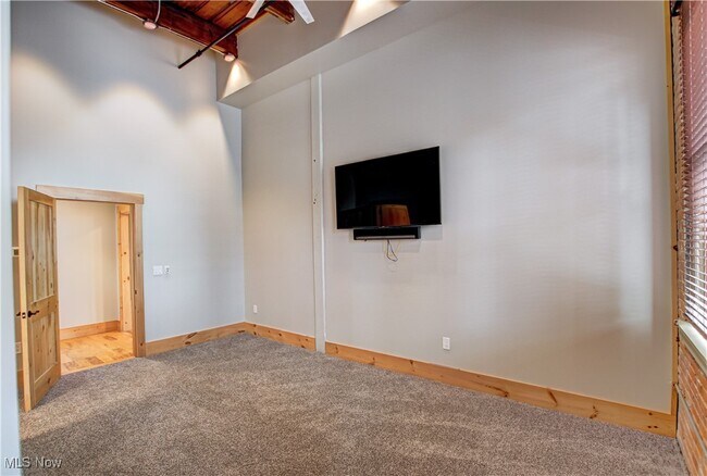 Building Photo - 425 W Lakeside Ave