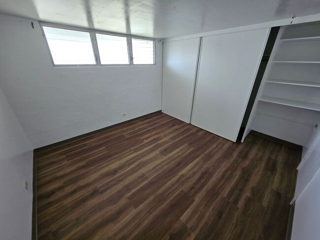 Building Photo - Upgraded 1 Bedroom, 1 Bath, 1 Parking, Con...