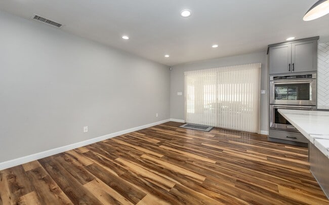 Building Photo - Large, Gorgeous Single Story Pool Home