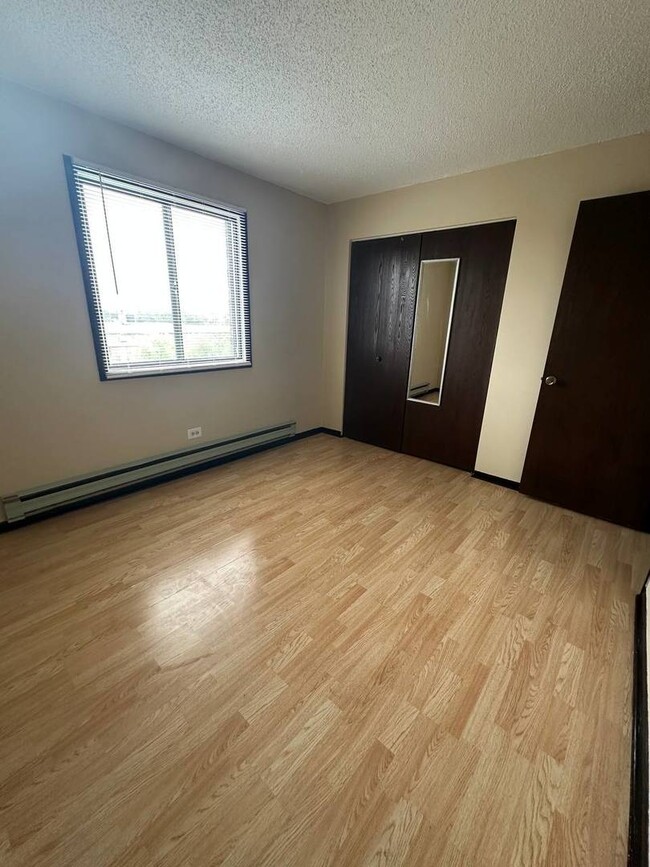 Building Photo - 5160 Thomas Dr