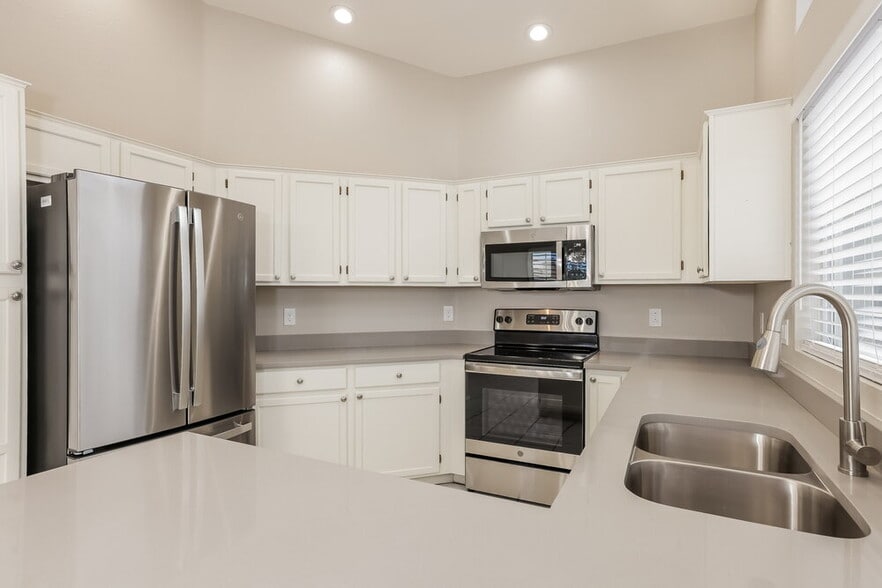 Building Photo - 115 W Runion Dr