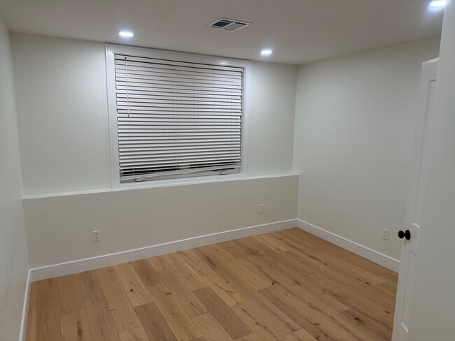 Building Photo - 17 School St