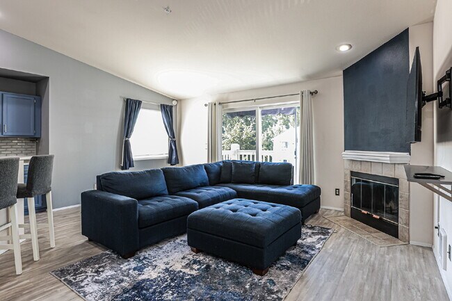 Building Photo - Top-Floor 3 Bed/2 Bath Condo with Silver Lake Views – Water/Sewer/Garbage Included! Available NOW...
