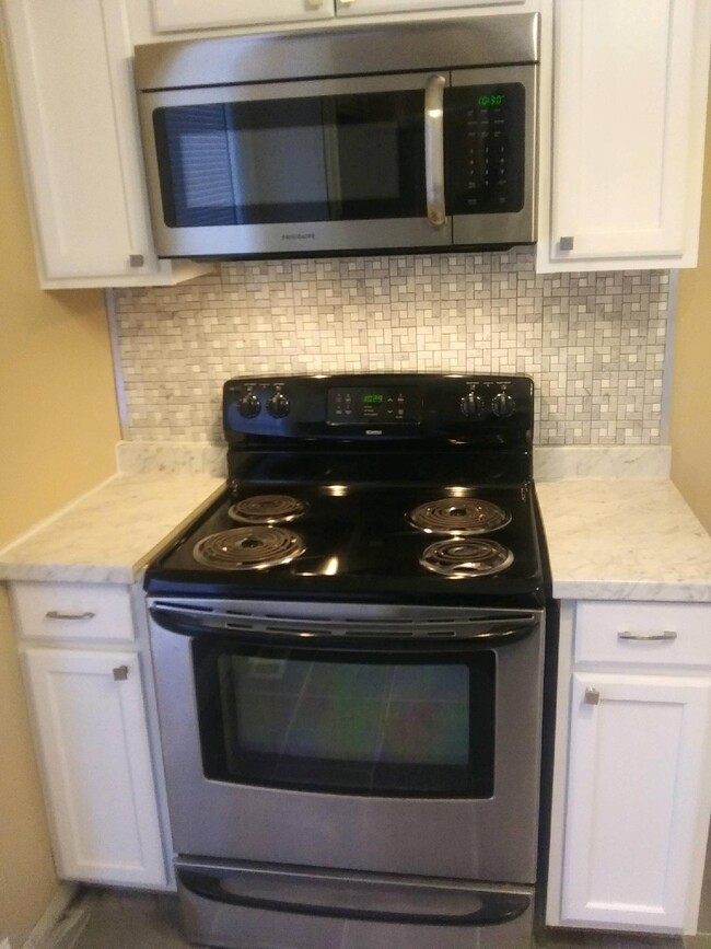 Stainless Steel Appliances & Built-in Microwave - 605 Hawthorne Ave