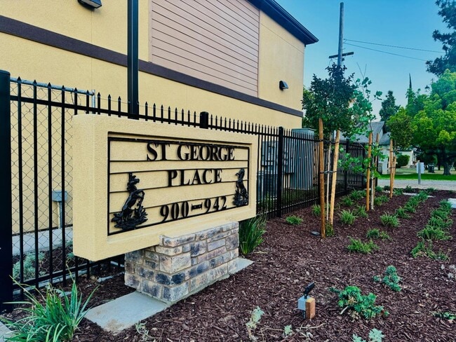 Building Photo - 904 N Olive Ave