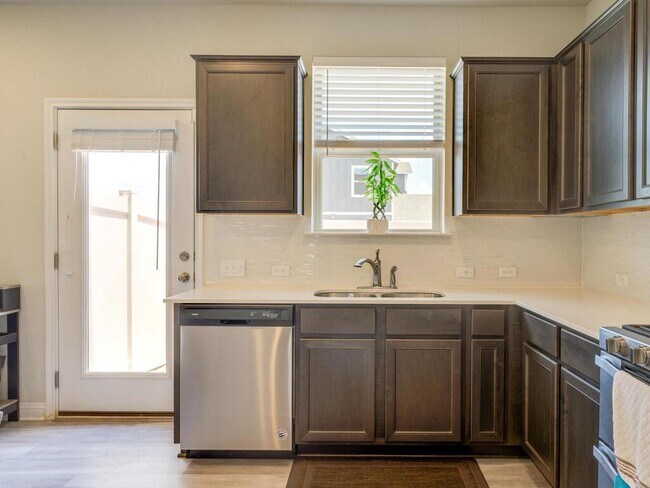 Building Photo - 7700 Dylan Dr