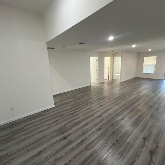 Building Photo - Beautiful 4 Bedroom, 2 Bathroom Home in Palm Bay!!