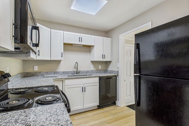 Building Photo - Updated home with New Kitchen, Hardwood Fl...