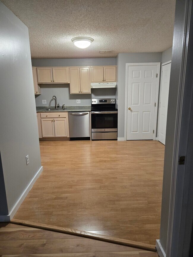 Building Photo - 4 Midhurst Rd