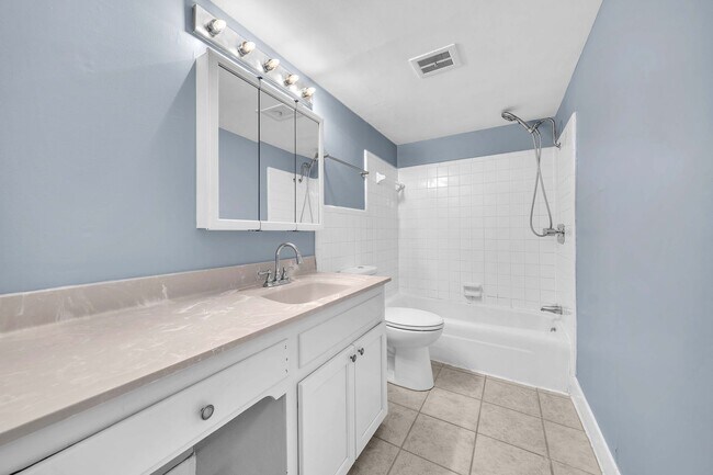 Building Photo - 2100 W Beach Dr