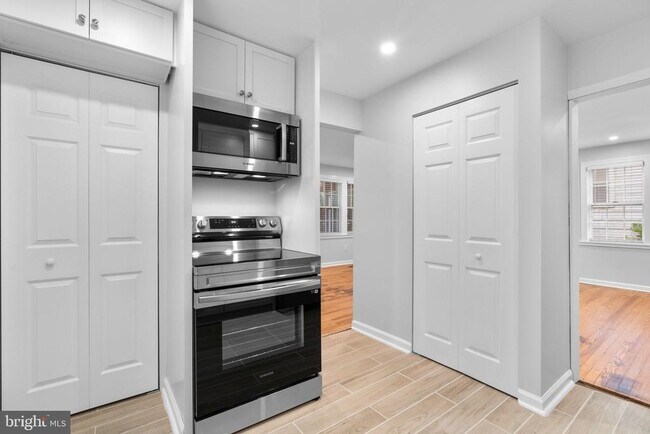 Building Photo - 715 Anderson Ave