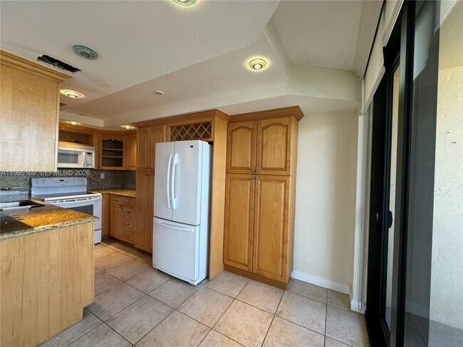 Building Photo - 2555 Collins Ave